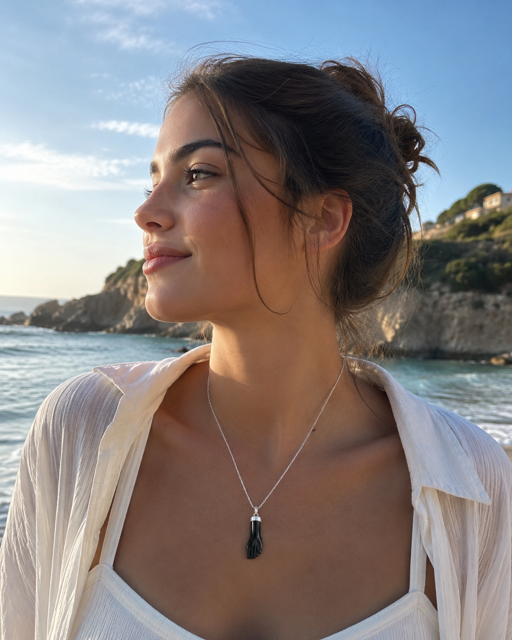 Collar Mano de la Suerte con Resina Negra – Plata de Ley 925